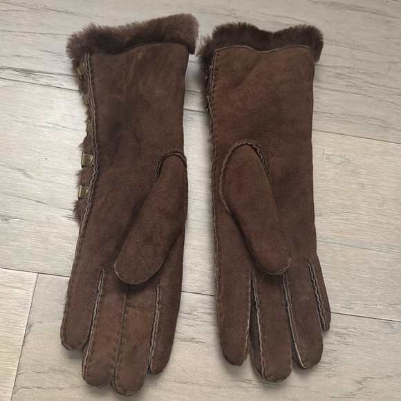 Ugg gloves. Authentic. Size Small. - Picture 5 of 7